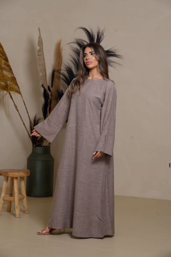 Sweene DXB Linen Abaya – Dunkles Taupe für stilvolle Leichtigkeit - Image 4